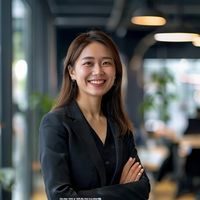 热情的邻居产品总监赵晓雯女士，科技感十足的现代办公环境中自信微笑