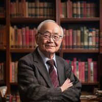 热情的邻居首席社会学顾问陈建民教授，资深学者形象，背景为书架